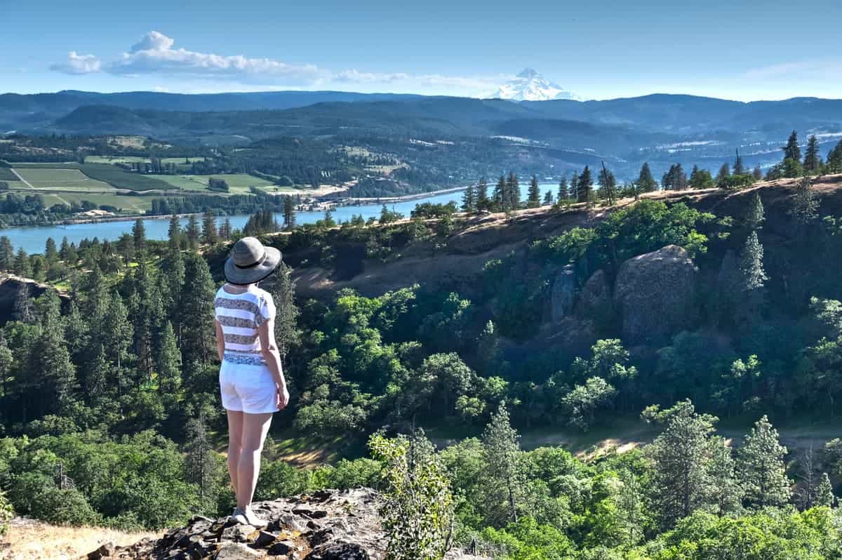 Women hiking in Crater Lake National Park.